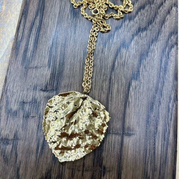 Leaf Pendant Shiny Gold Tone Necklace Beautiful symbolizes Growth 22” Length - Picture 4 of 7